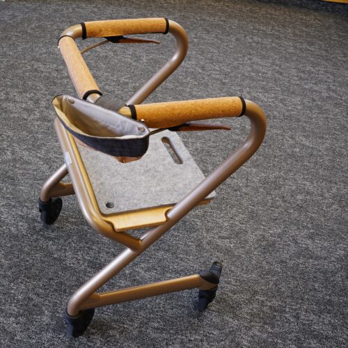 Innenraumrollator mit Sitzfläche aus Holz und Filzauflage. Griffe mit Kork überzogen