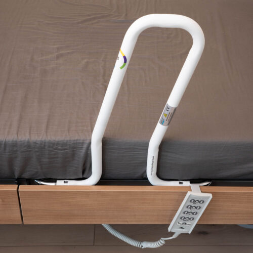 Ergonomisch geformter U-Bügel der an der Bettseite circa 40 Zentimeter leicht schräg Richtung Fußende hochragt.