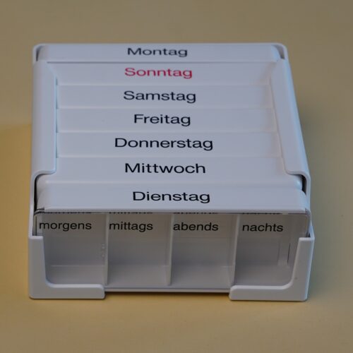Tablettenboxen, Größe circa 5 x 10 x 1 cm, für jeden Wochentag, in einer weißen Kassette