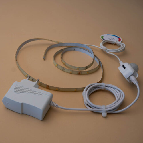 Besteht aus: Stecker, ca. 2 m Kabel, Bewegungsmelder, weiterer Meter Kabel und dem LED-Lichtband.