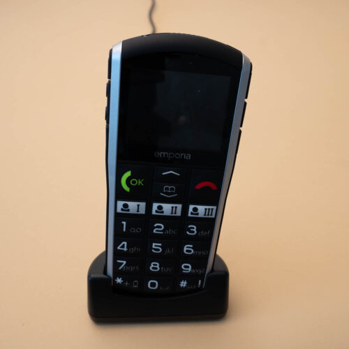 Das Handy steckt aufrecht in seiner Ladestation.