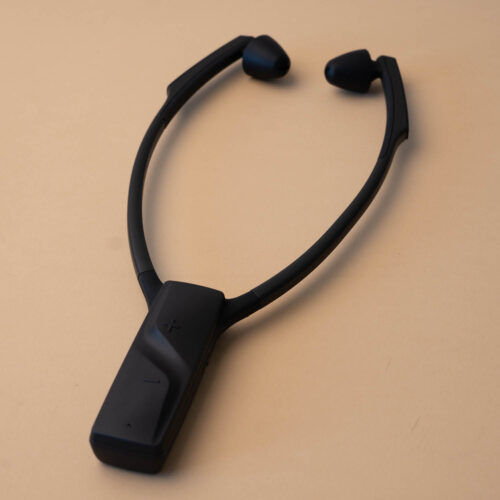 Der Empfänger ist circa 3x10x2 cm groß. Davon gehen die beiden ergonomisch geformten Bügel weg, an deren Ende die In-Ear-Lautsprecher sitzen.