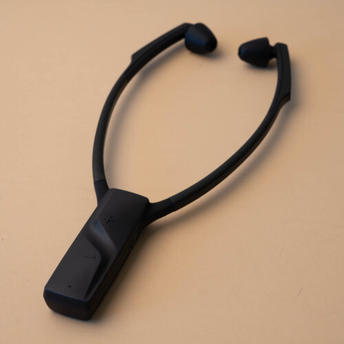 Der Empfänger ist circa 3x10x2 cm groß. Davon gehen die beiden ergonomisch geformten Bügel weg, an deren Ende die In-Ear-Lautsprecher sitzen.