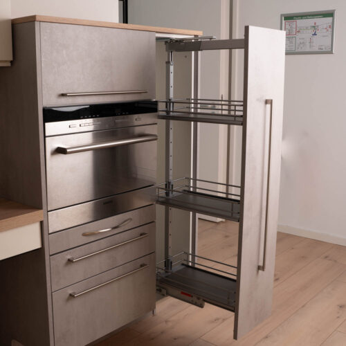 Dieser Apothekerauszug ist circa 170 cm hoch und hat übereinander 3, von beiden Seiten aus zugängliche, Korb-Fächer in Korpustiefe und 30 cm Breite.