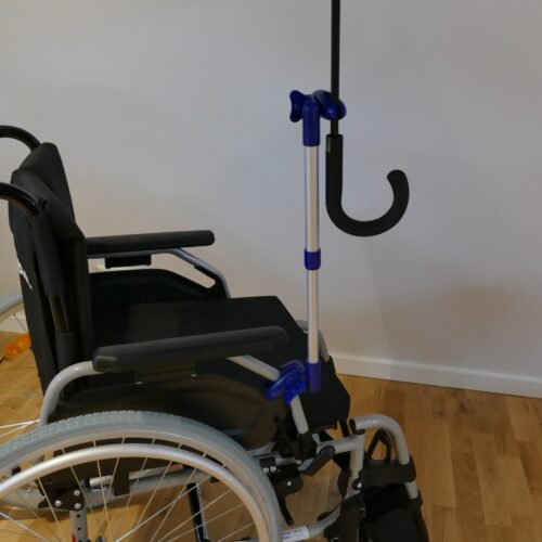 Wird mit Hand an Rollstuhl oder Rollator geschraubt und kann einen Schirm halten.