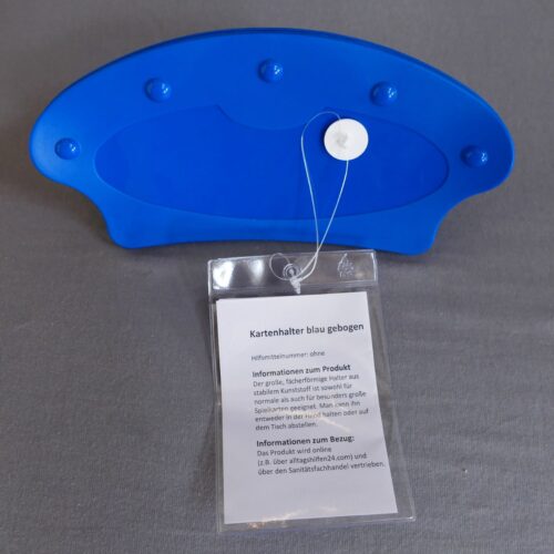 Der blaue Kartenhalter ist cirka 12 cm breit. Bestehend aus zwei Scheiben. In dem Spalt dazwischen können einige Spielkarten übersichtlich gesteckt werden.
