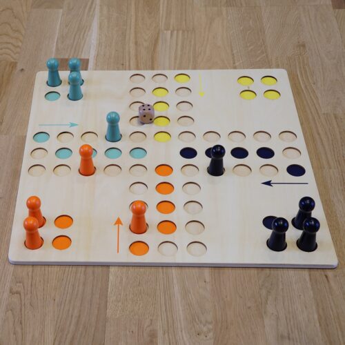 Holzplatte mit Ausfräsungen zur besseren Standmöglichkeit der Spielfiguren. Zur Orientierung sind die Felder farbig unterlegt.