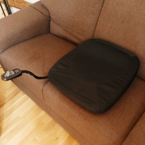 Ist hier auf 3sitzer Couch ausgestellt. Schwarzes Kissen mit kleinem Steuerungsgerät.