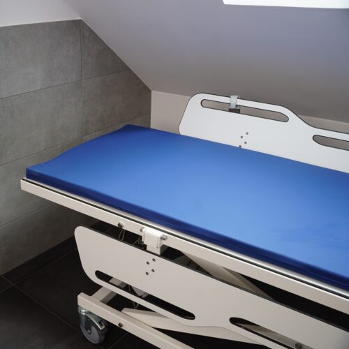 Blaue Matratze aus Polyurethan mit Bezug aus Polyester.