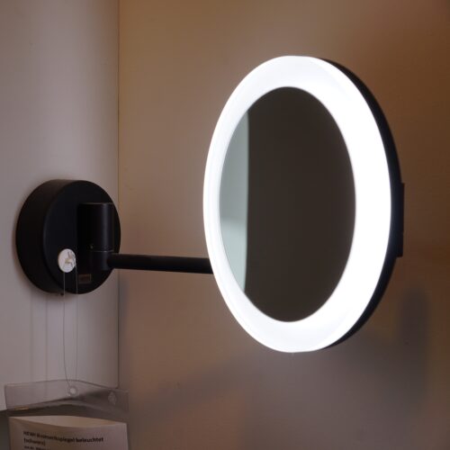 Runder Kosmetikspiegel, circa 23 cm Durchmesser, zur Befestigung an Wand. Rings um den Spiegel ist circa 3 cm breit das LED-Licht.