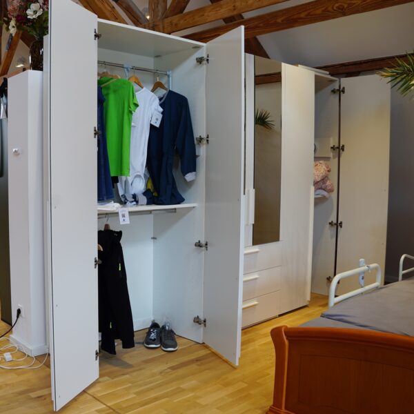 Kleiderschrank unterfahrbar – Bild 2