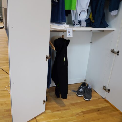 Beim weißen Kleiderschrank fehlt der untere Boden, der Inhalt liegt direkt auf dem Boden. Dadurch ist auch keine Schwelle vorhanden.