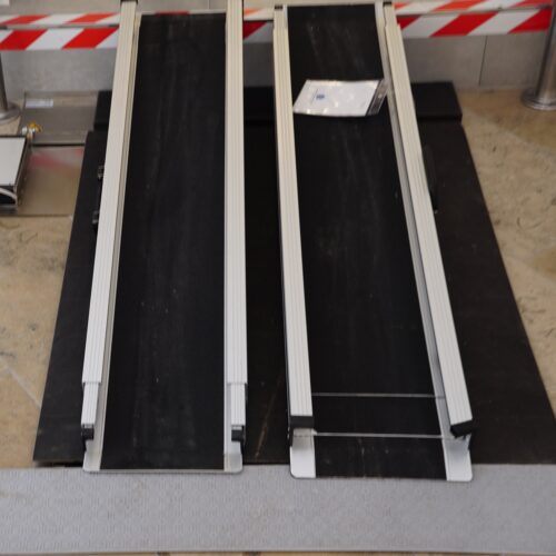 Zwei Stück ausziehbare Rampen, netto circa 120 cm lang und 25 cm breit. Aus Aluminium, die Fahrfläche mit schwarzem Belag mit Gripp.