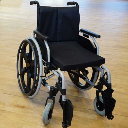 Standard Rollstuhl, schwarz, Gestell grau.