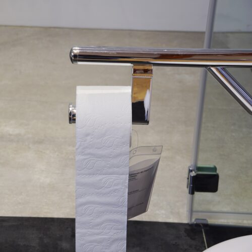 Passender WC-Papier-Halter am vorderen Ende des Stütz-Klappgriff Duo befestigt.