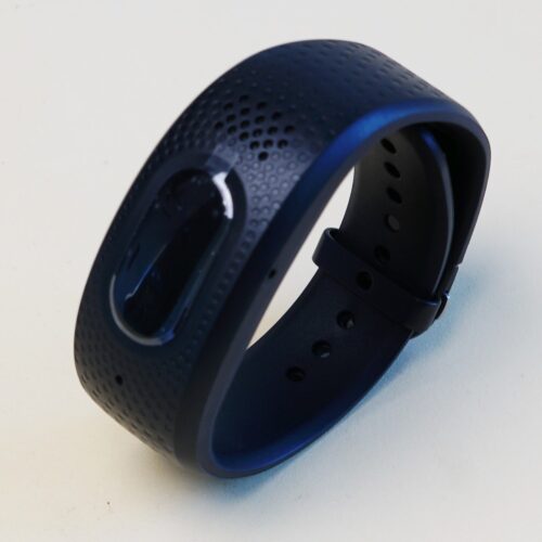 Schwarzes Armband mit LED-Anzeige und Notrufknopf.