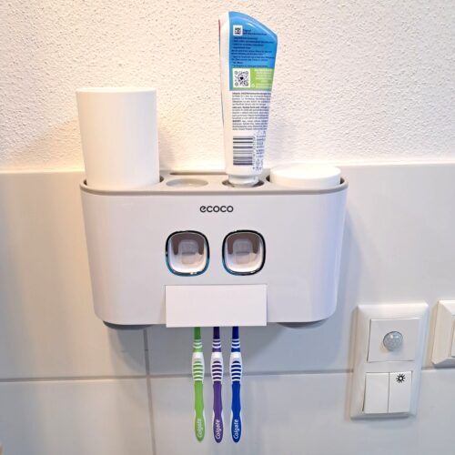Aufbewahrung für 4 Zahnbürsten, Zahnputzbecher und Zahncreme. Mit 2 Zahncremespendern.