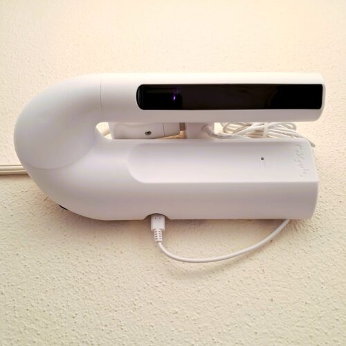 Gehäuse aus weißem Kunststoff. In Form eines langgezogenen C. An einem Schenkel ist die Elektroinstallation, am anderen die Sensoreinheit. Gerät ist nicht montiert.