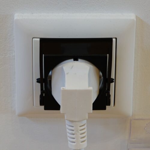 Schwarzes Rähmchen, das um einen Schu-Ko-Stecker gesteckt wird.