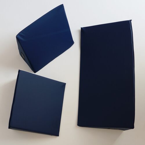 Drei blaue Keile mit unterschiedlichen Maßen.