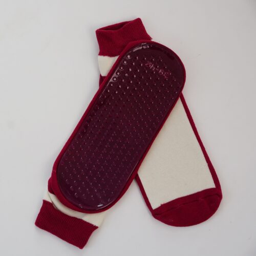 Rot-Weiße Socken mit gummierten Sohlen