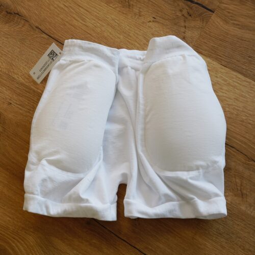 Weißer Protektor-Slip mit eingefügten Protektoren.