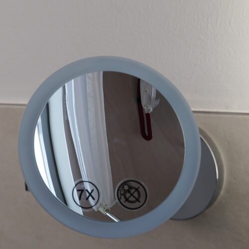 Kosmetikspiegel zur Befestigung an der Wand. Umrahmung mit LED-Licht.