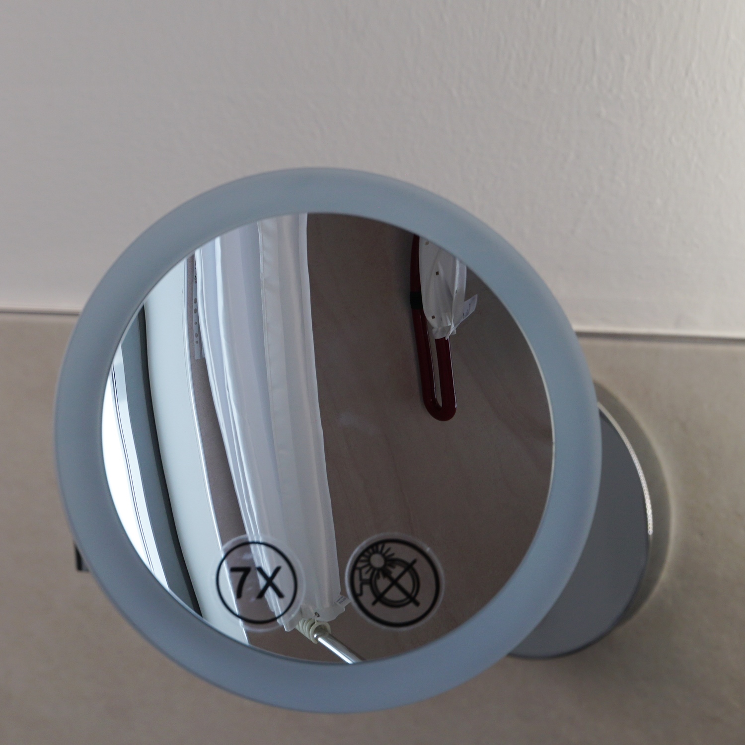 Kosmetikspiegel zur Befestigung an der Wand. Umrahmung mit LED-Licht.