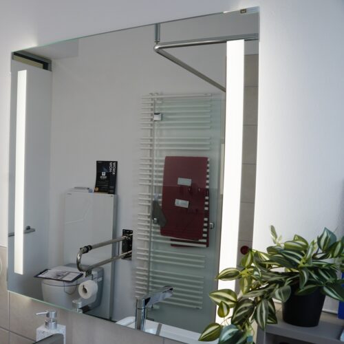 Badspiegel mit LED-Streifen cirka 3 cm breit, am linken und rechten Rand
