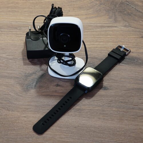 Set bestehend aus Videokamera und Armband.