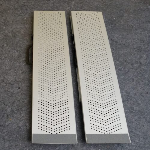 alufarbene Teleskoprampe, circa 20 cm breit.