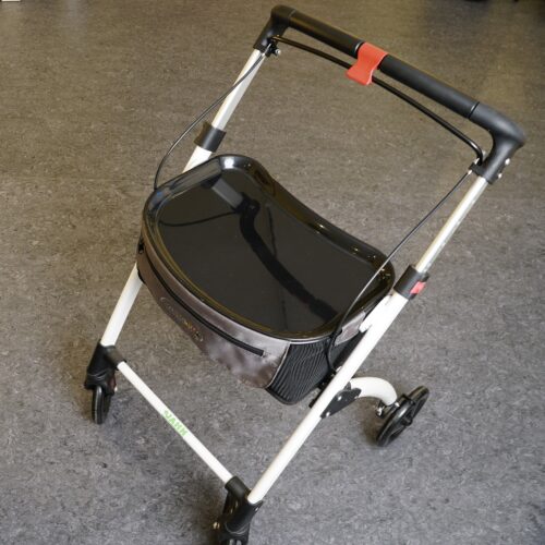 Einfacher Rollator mit weißem Gestell und schwarzer Tasche und Tablett