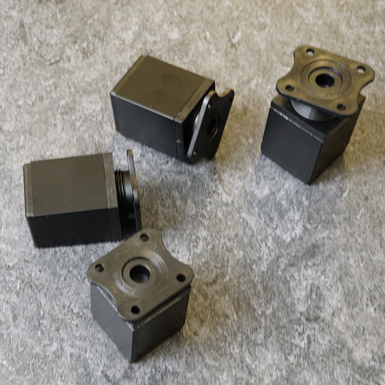 Die Möbelfüße sind Rechteck-Säulen, ca. 7 cm hoch mit Beschlag zur Befestigung an vorhandene Möbelfüße