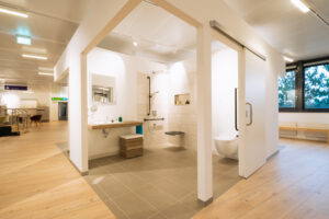 Ein barrierefreies Musterbad in der Ausstellung barrierefreies Wohnen des Kompetenzzentrums