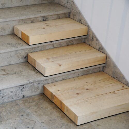 Holzauflagen in der halben Höhe der Treppenstufen. Maximal halb so lang wie die Treppenstufen