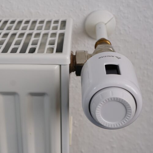 weißer Termostatkopf an Heizung