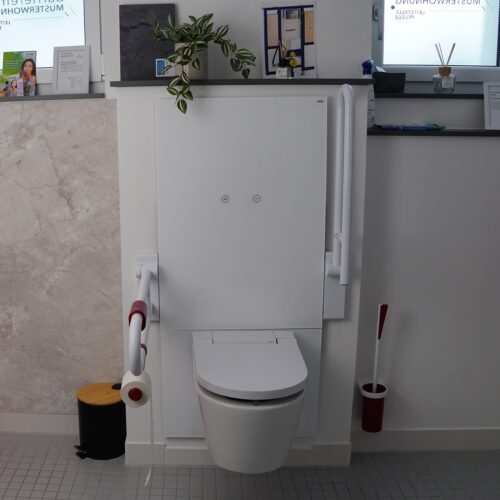 Vorwandinstallation weiß verkleidet mit befestigtem Dusch-WC