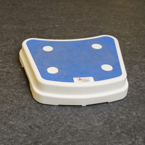 weißer Kunststoff, blaue Trittfläche, nach vorne innen abgerundet, ca. 10 cm hoch.